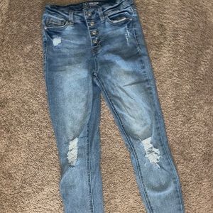 No Boundaries Distressed Jeans